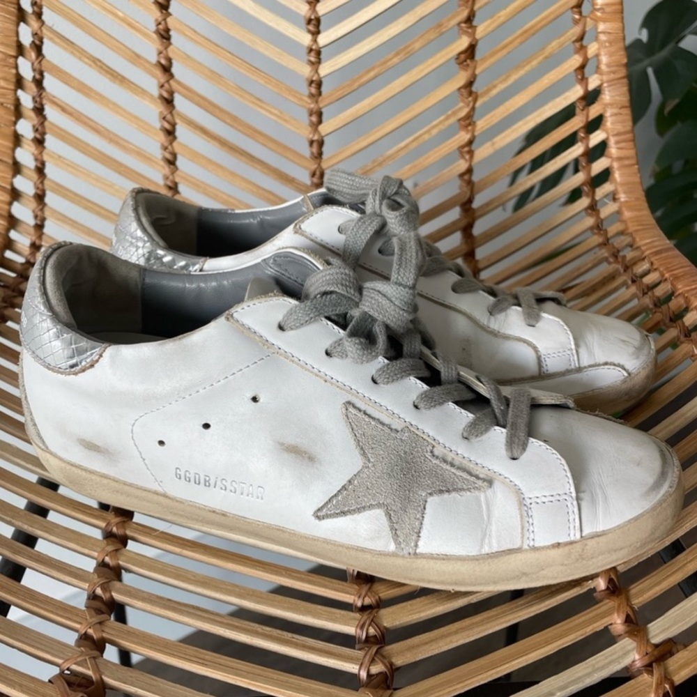 SIZE 9 GOLDEN GOOSE SUPERSTARS (GREY)